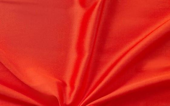 Červené saténové prostěradlo 240x230 cm plachta bez gumy